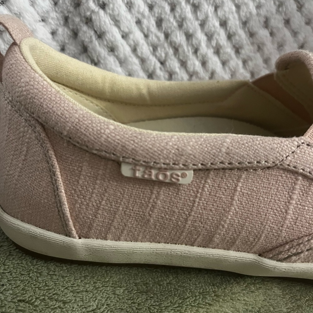Women’s Sz 10 Taos Peachy Pink Slip On Athletic Shoes - Picture 3 of 4